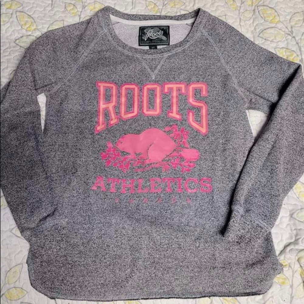 Women’s small roots long sleeve with pink logo writing in great condition🦫💓